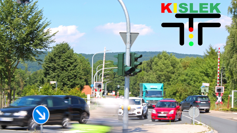 Fahrende Autos auf einer Kreuzung